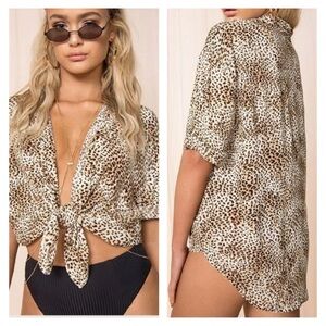 Amuse Society Feline Leopard Print Woven Top Button Front Collared V Neck Size L